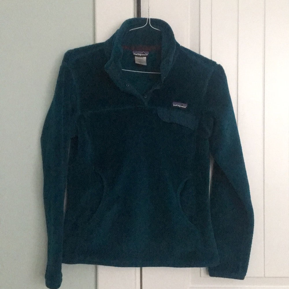 Woman’s Turquoise Patagonia Pullover. Size medium.